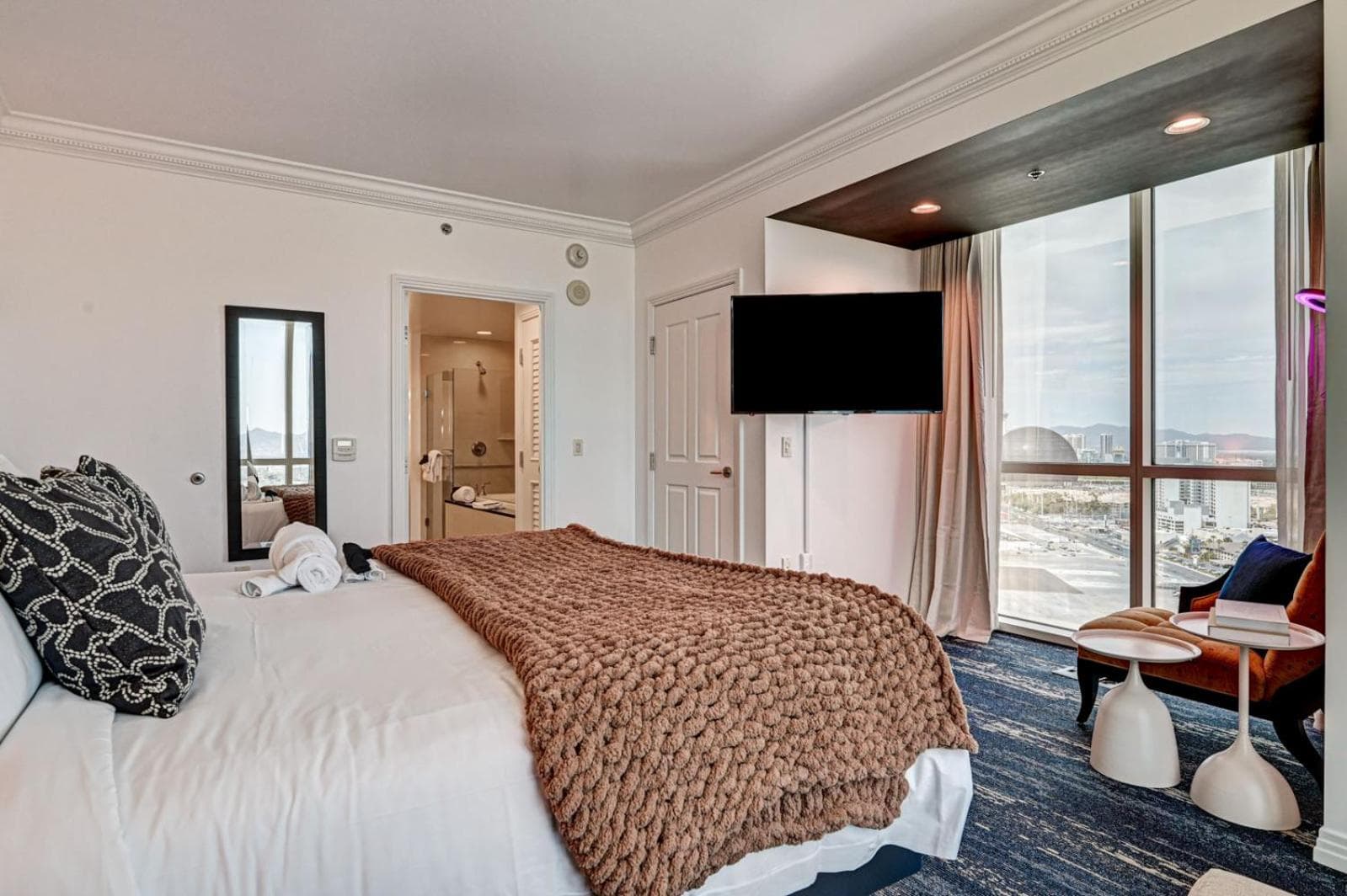 Suite Hub LV HIGH floor Sphere view MGM Signature gallery photo in Paradise, NV — image 78