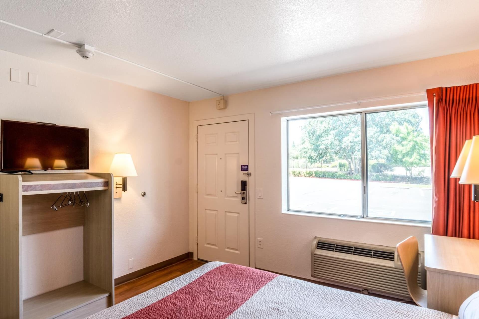Motel 6-Redding, CA - Central gallery photo in Redding, CA — image 49