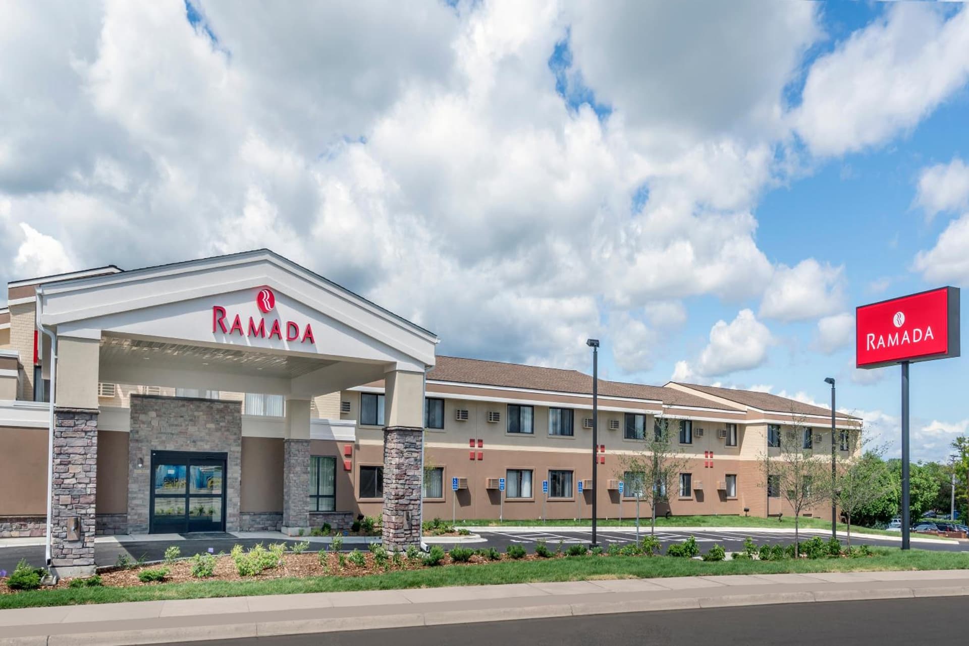 Ramada by Wyndham Minneapolis Golden Valley gallery photo in Minneapolis, MN — image 63