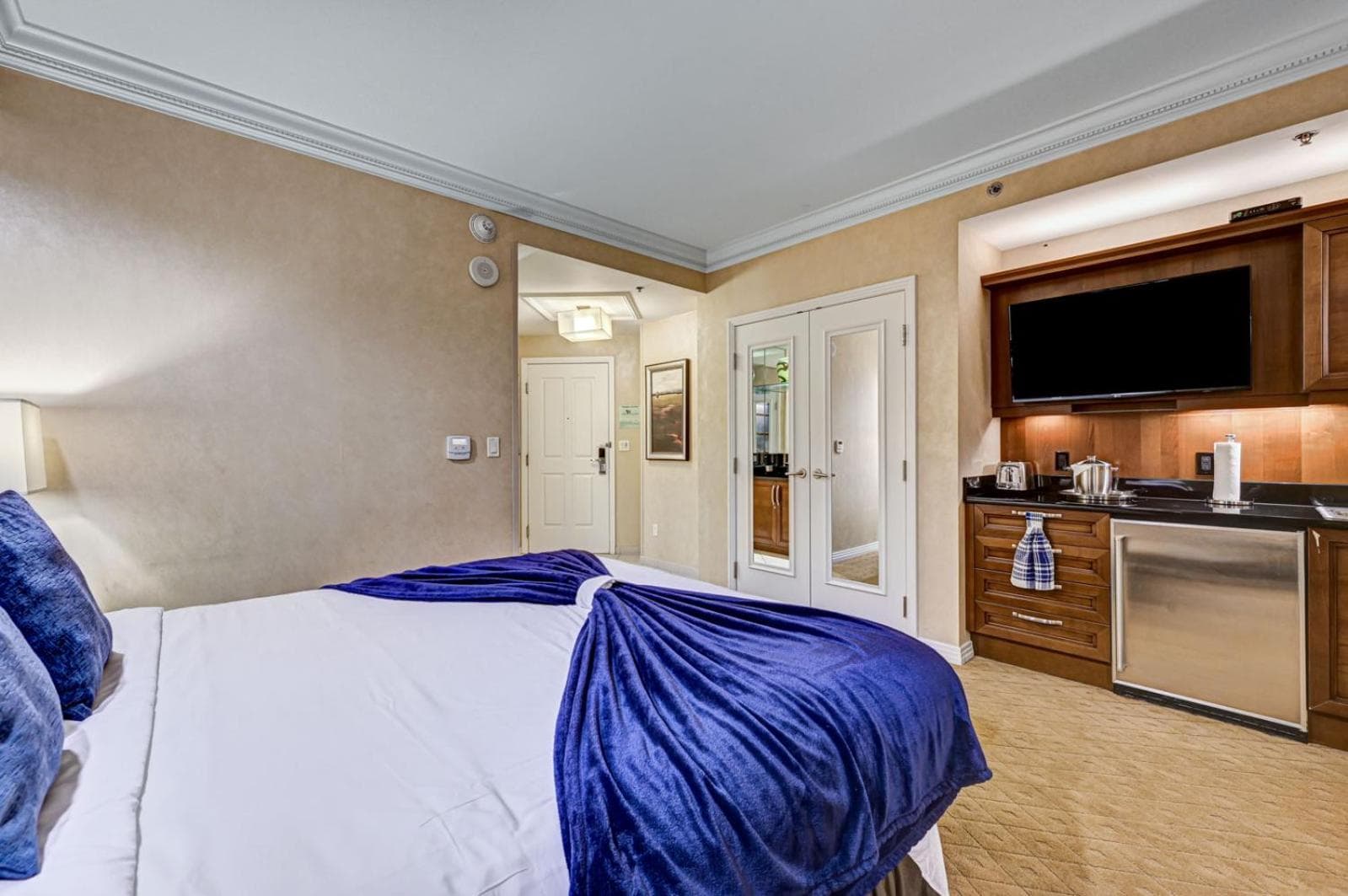 Suite Spot LV II at MGM Balcony F1 View gallery photo in Paradise, NV — image 7