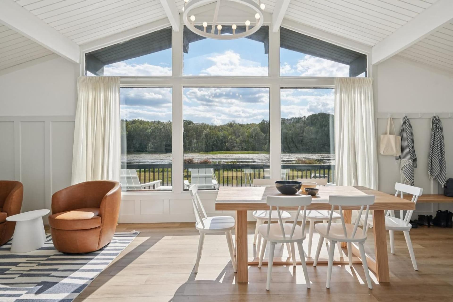 Lakelyn Lodge featured exterior or lobby in Lakeville — similar hotel