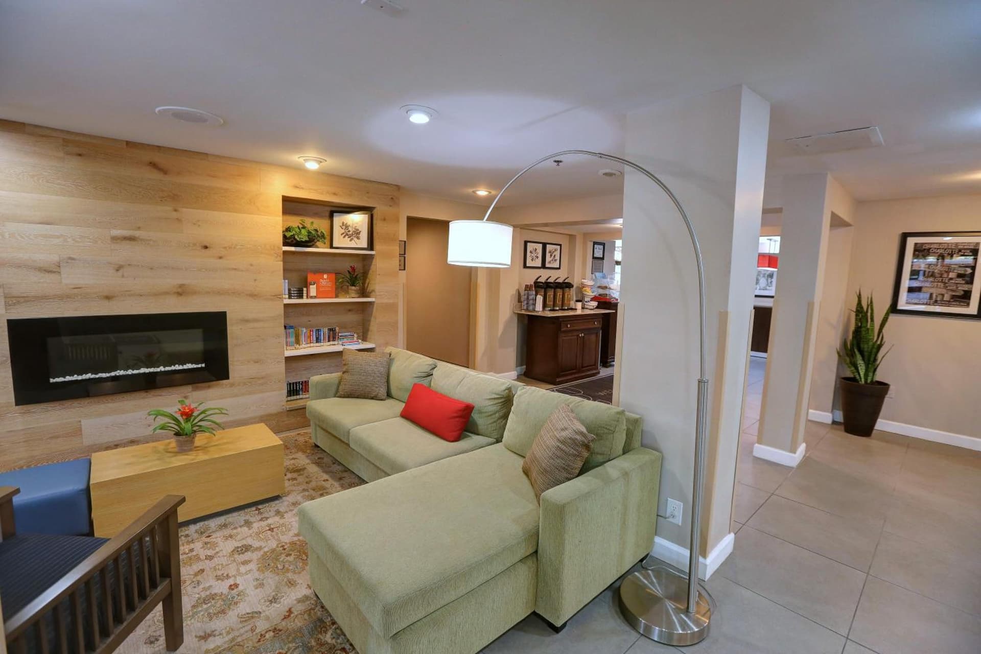 Country Inn & Suites by Radisson, Charlotte I-85 Airport, NC interior in Charlotte, NC — gallery photo 2