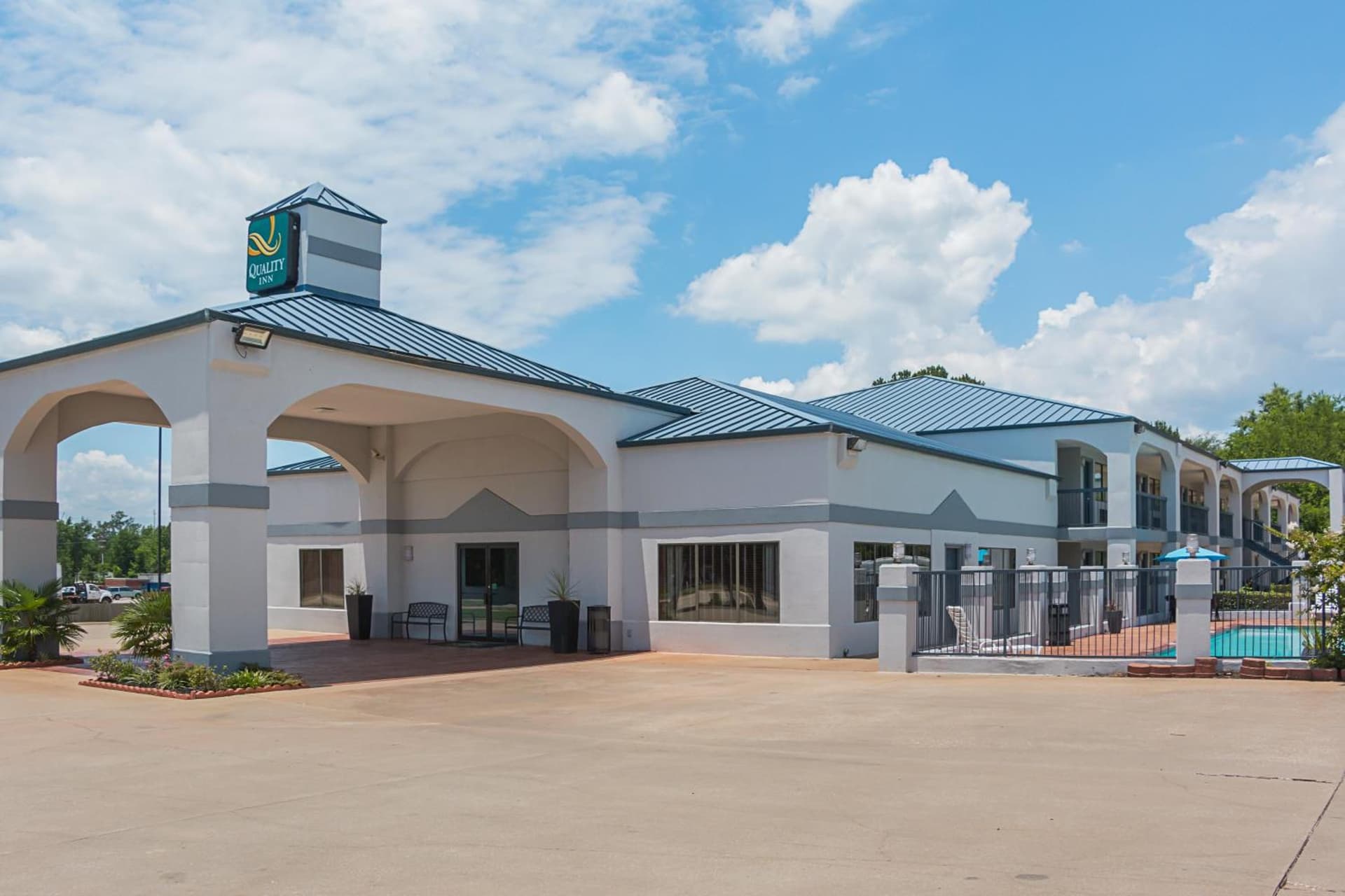Quality Inn Carthage interior in Carthage, TX — gallery photo 2
