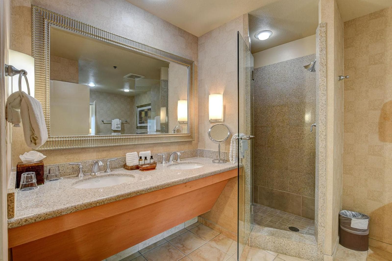 Sky Mist Suite at Platinum Hotel 5 MIN WALK TO F1 KOVAL ZONE ENTRANCE gallery photo in Paradise, NV — image 46