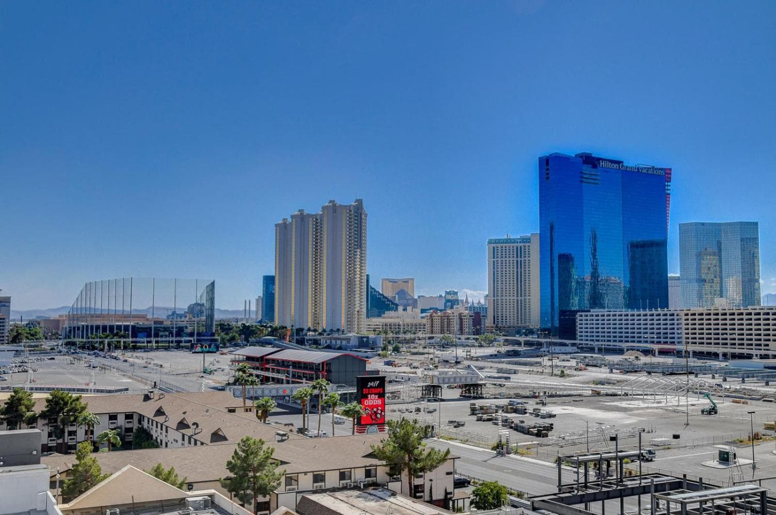 Sky Mist Suite at Platinum Hotel 5 MIN WALK TO F1 KOVAL ZONE ENTRANCE property views in Paradise, NV — gallery photo 3