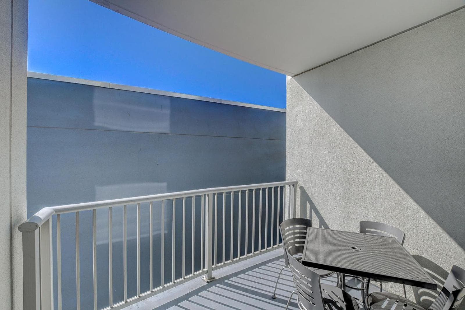 Sky Mist Suite at Platinum Hotel 5 MIN WALK TO F1 KOVAL ZONE ENTRANCE interior in Paradise, NV — gallery photo 2