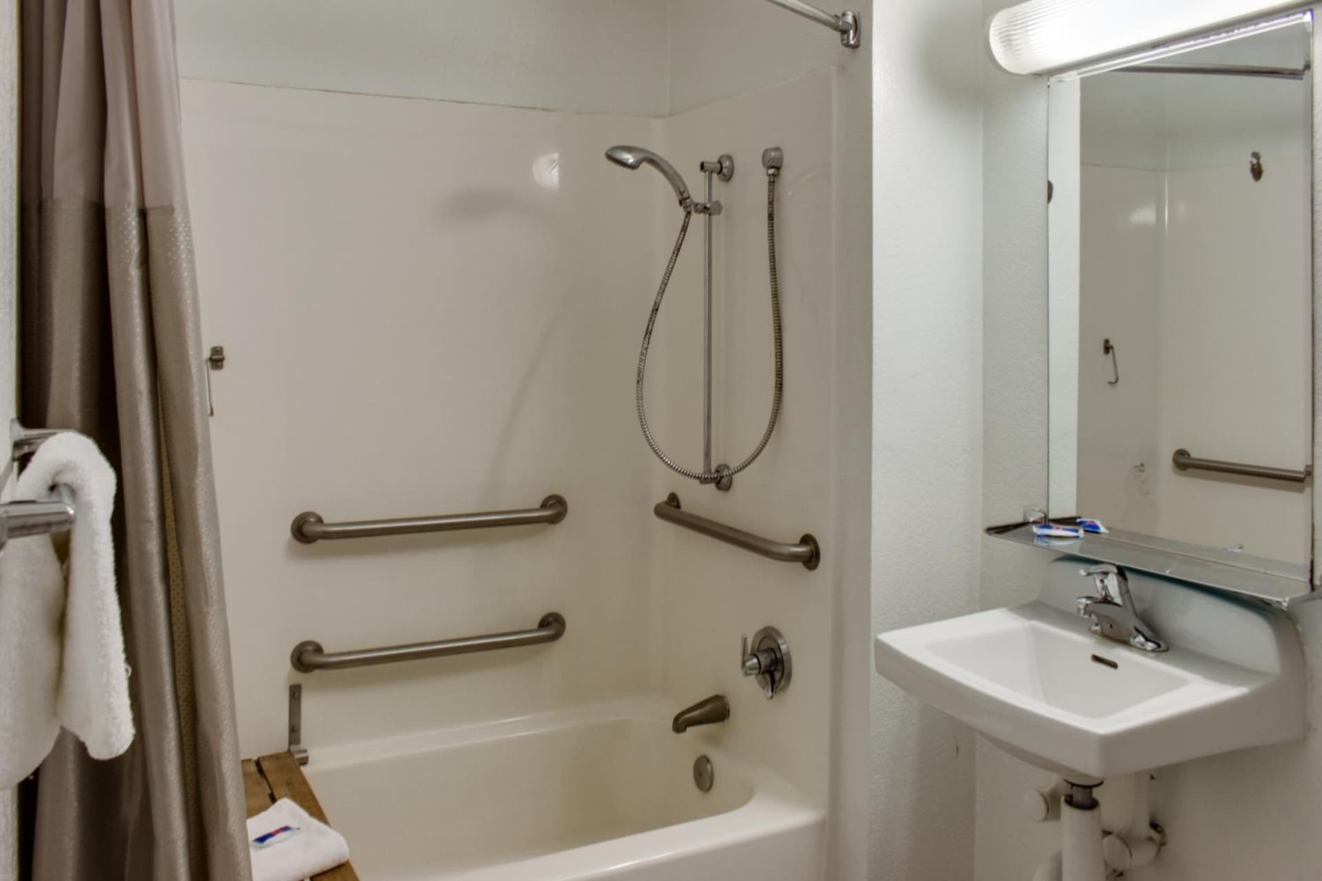 Motel 6-Bakersfield, CA - South gallery photo in Bakersfield, CA — image 22
