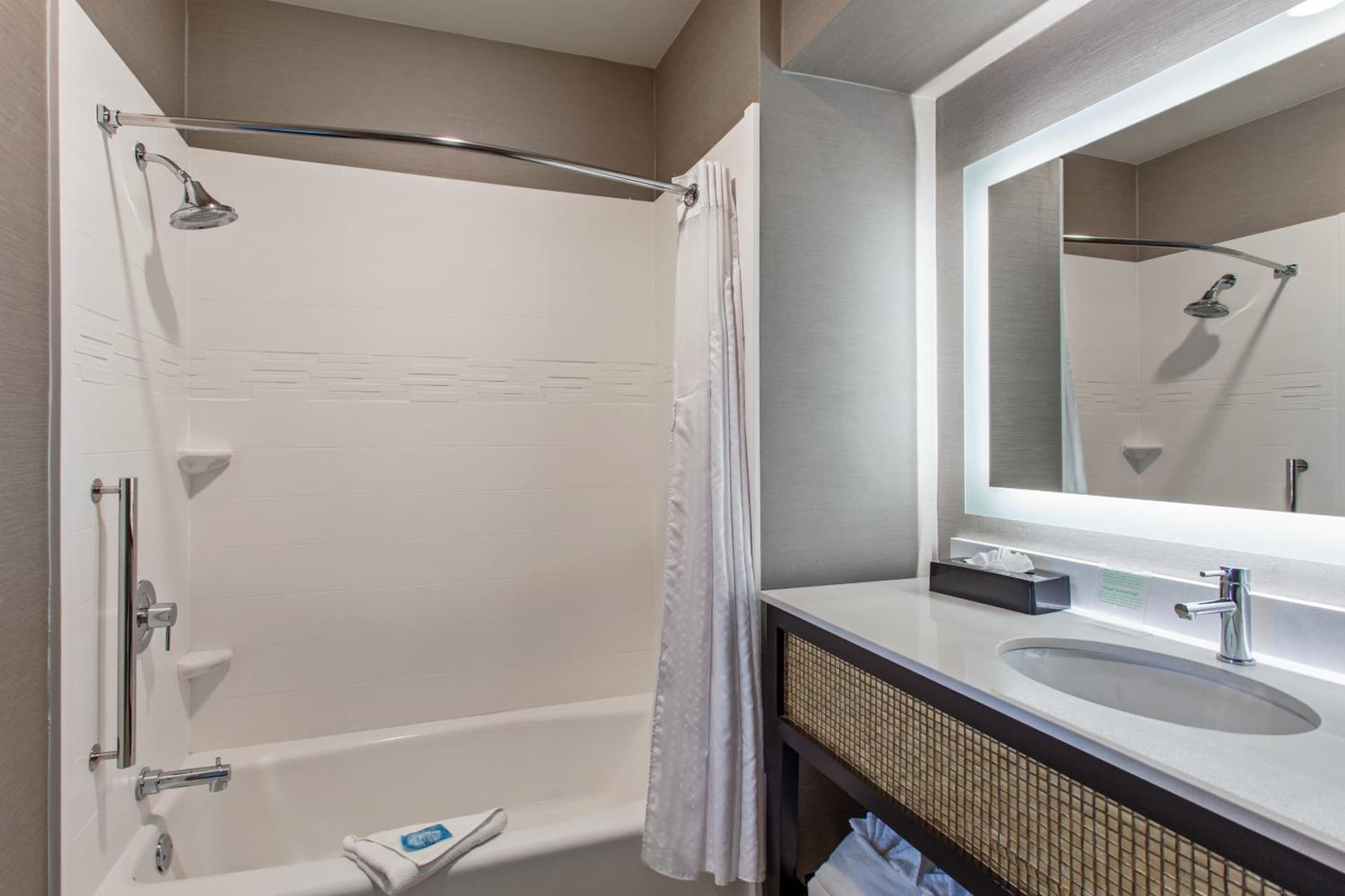 Holiday Inn Express & Suites Anaheim Resort Area by IHG gallery photo in Anaheim, CA — image 49