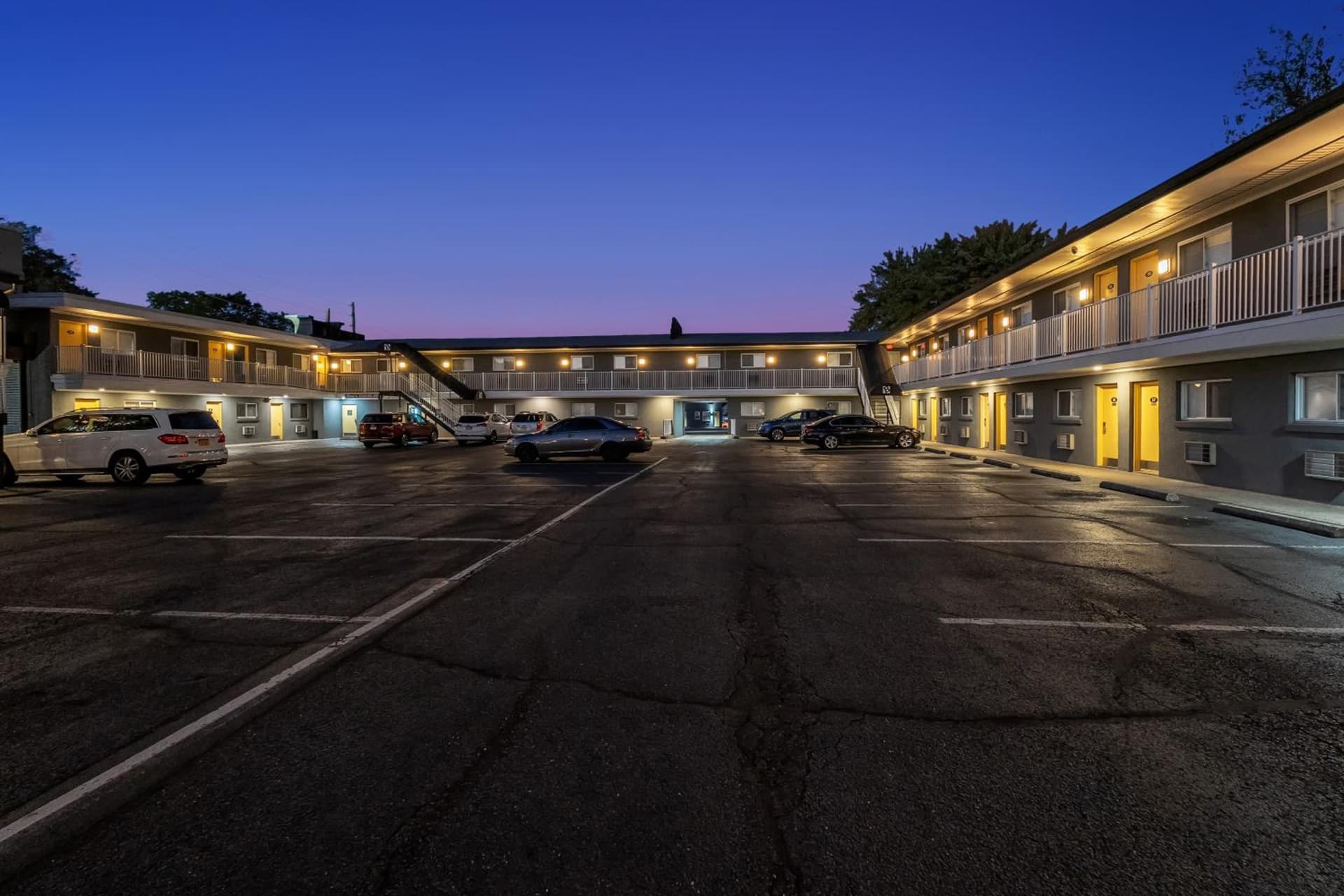 Bentley Motel interior in Linden, NJ — gallery photo 2