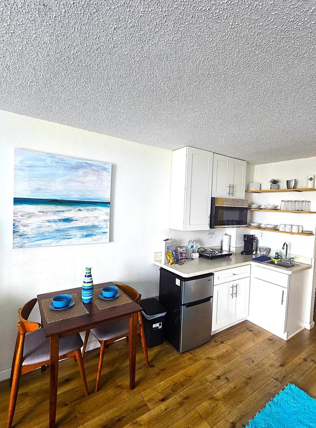 Ocean View Studio Condo w Heated Pool Private Balcony Free Parking interior in Daytona Beach Shores, FL — gallery photo 2