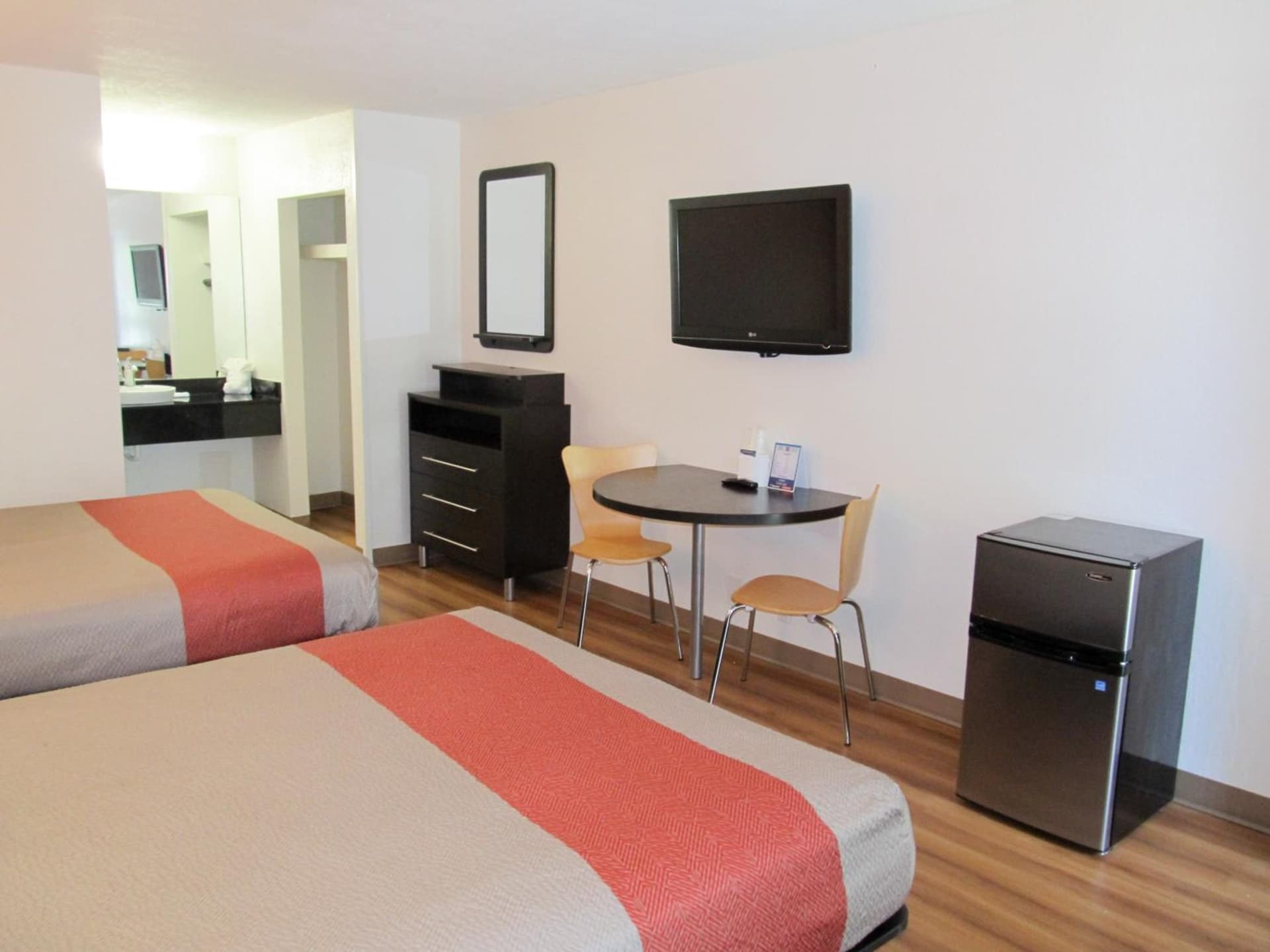 Motel 6-Savannah, GA - Midtown interior in Savannah, GA — gallery photo 2