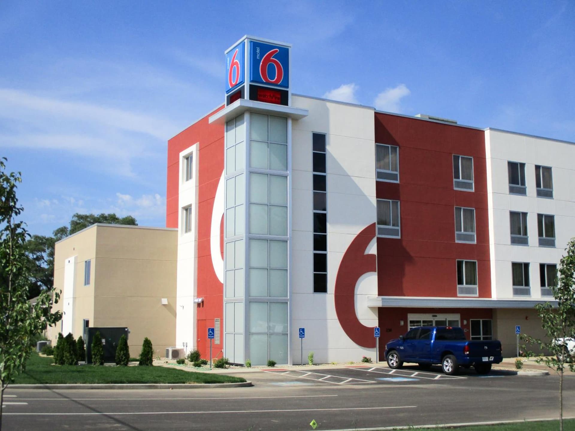 Days Inn by Wyndham South Bend/Notre Dame interior in South Bend, IN — gallery photo 2