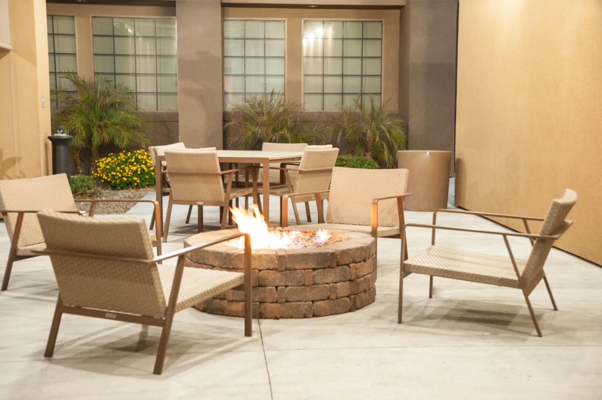 GreenTree Inn & Suites Phoenix Sky Harbor gallery photo in Phoenix, AZ — image 19