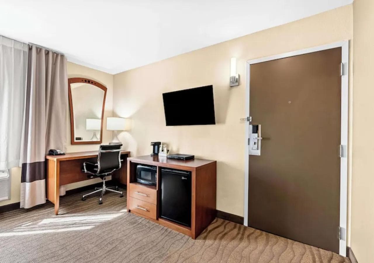 Aurora Inn interior in Modesto, CA — gallery photo 2