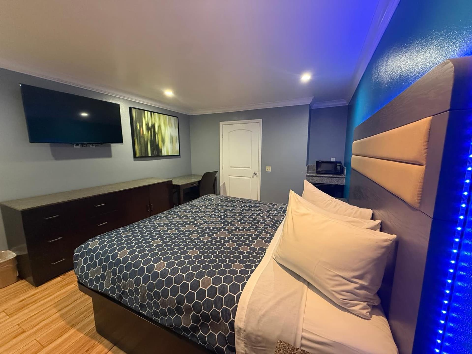 BELL RESORT MOTEL property views in Bell Gardens, CA — gallery photo 3