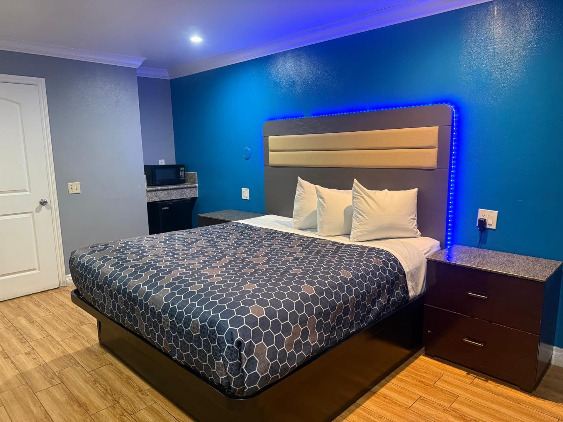 BELL RESORT MOTEL interior in Bell Gardens, CA — gallery photo 2