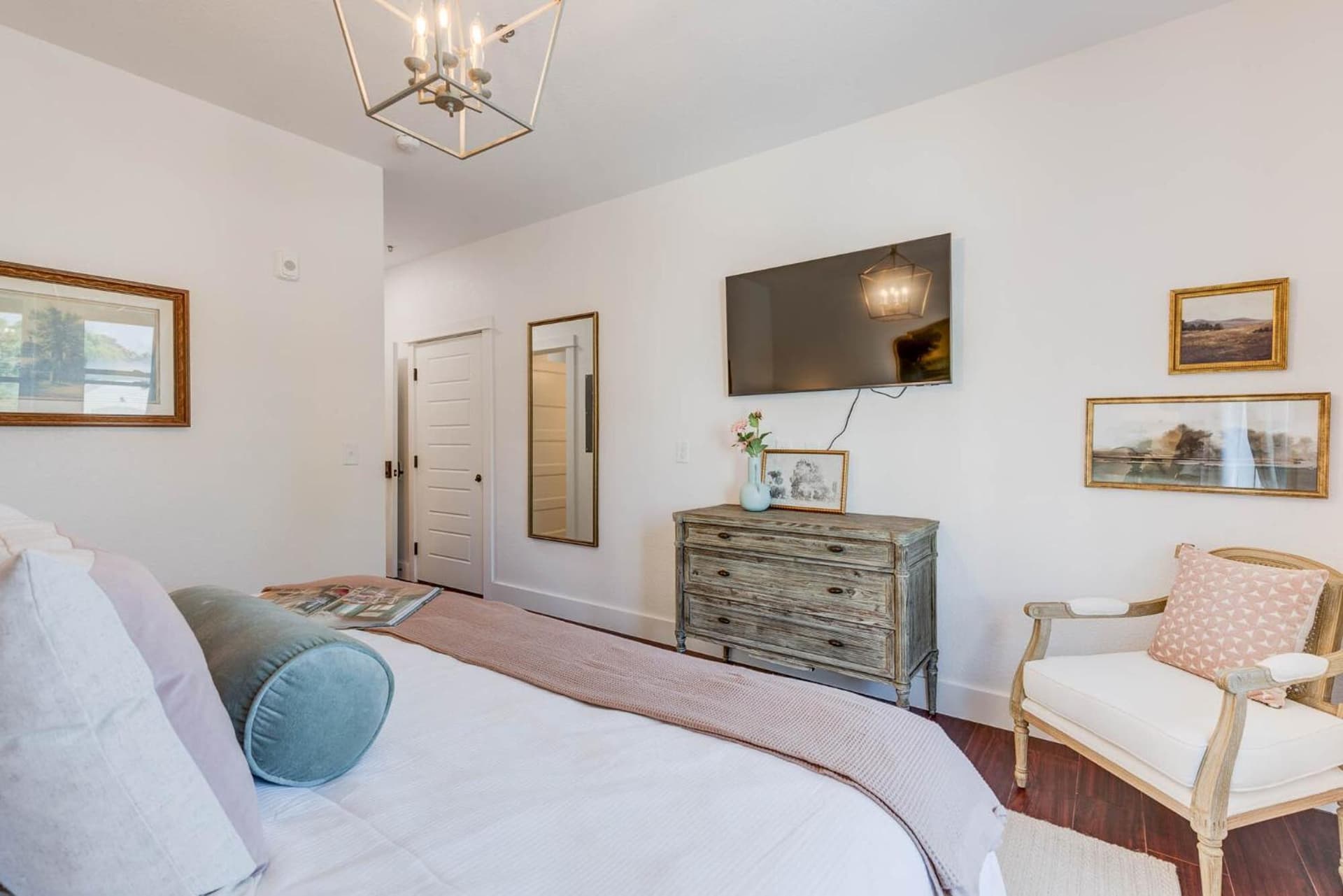 The Pearl Hotel interior in Manteo, NC — gallery photo 2