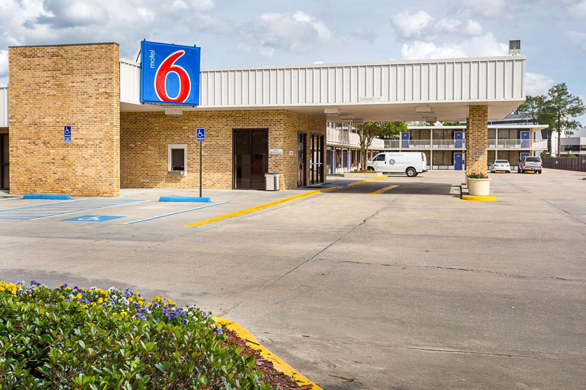 Motel 6 Baton Rouge Southeast interior in Baton Rouge, LA — gallery photo 2