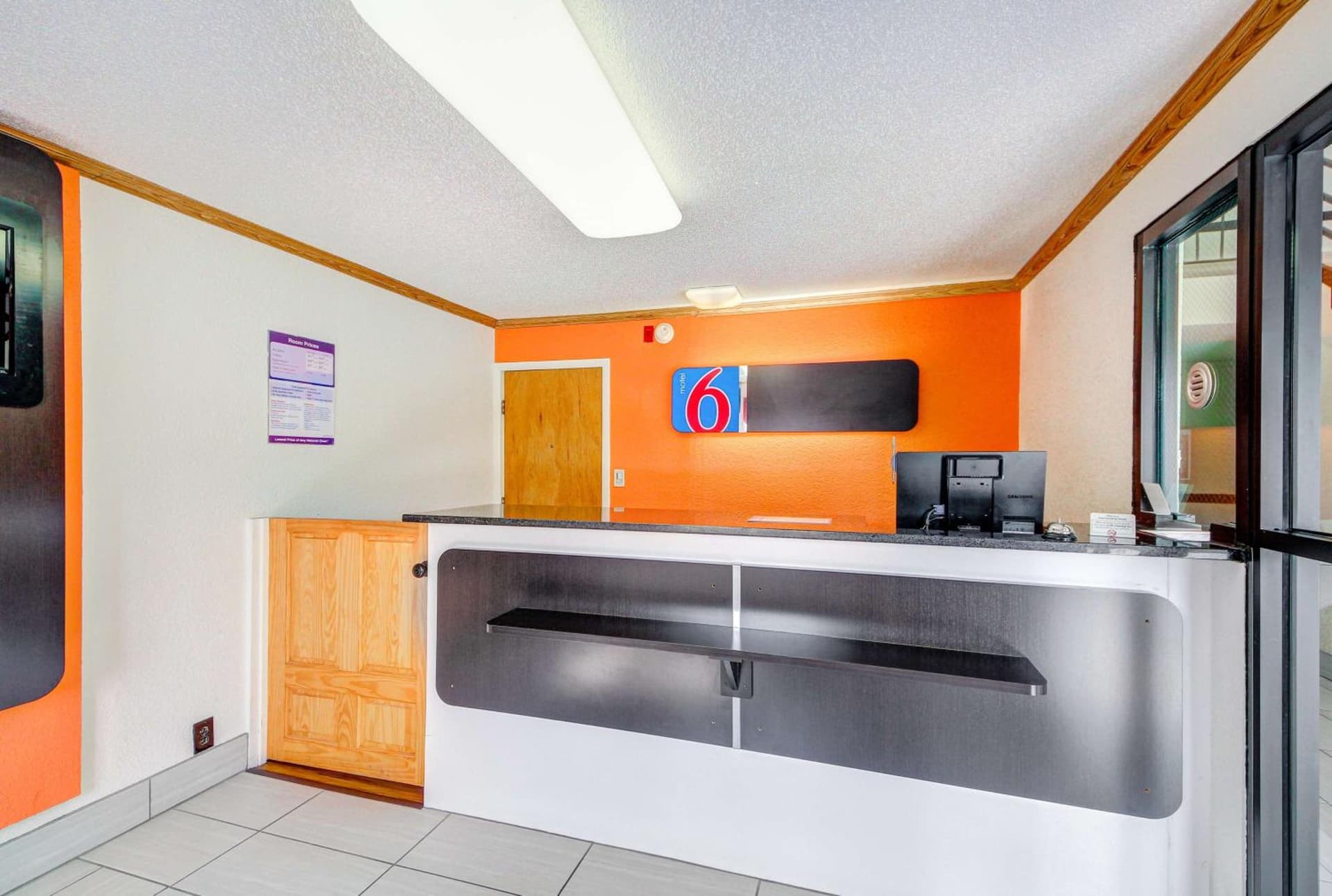 Motel 6-Wichita, KS interior in Wichita, KS — gallery photo 2