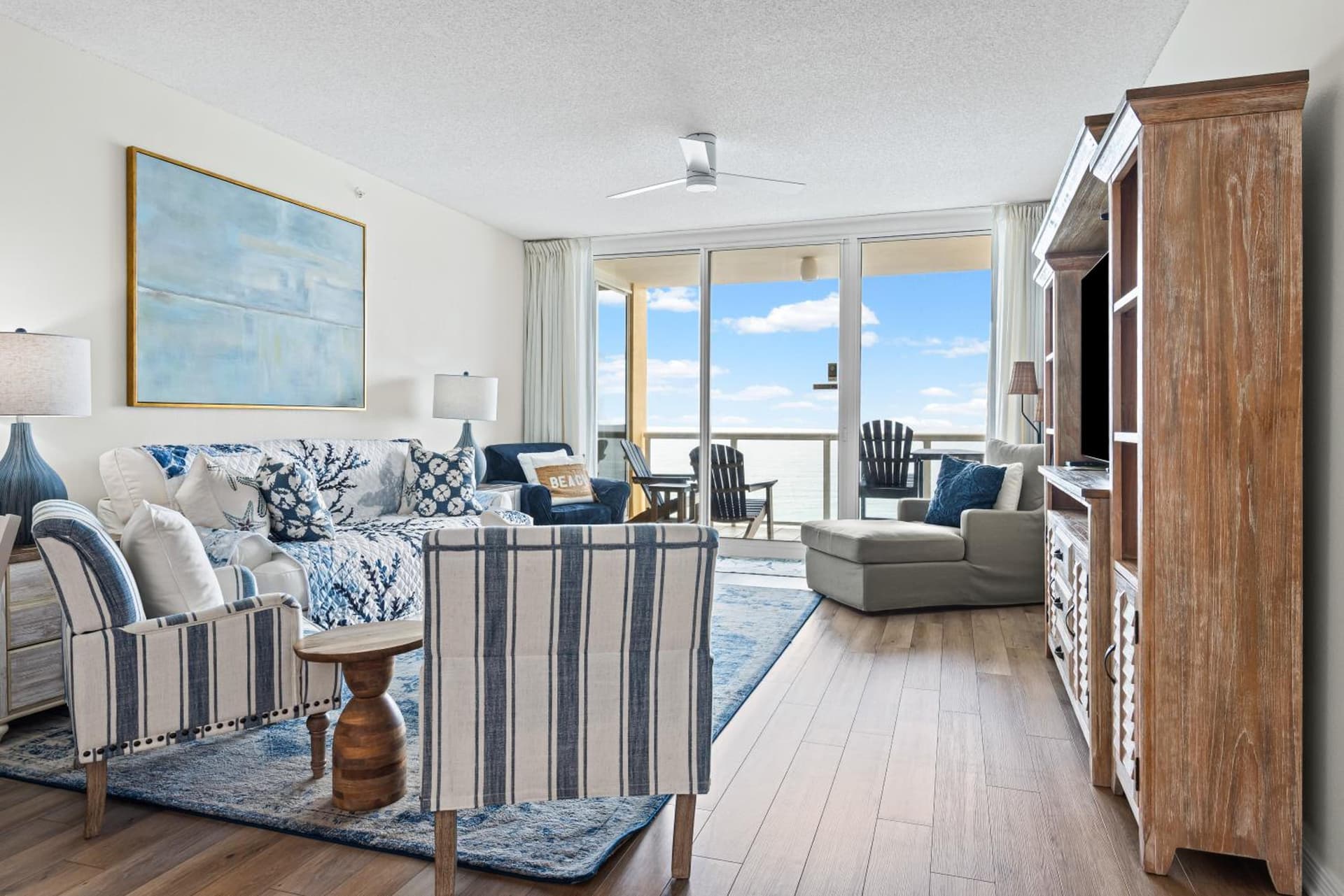 Modern Gulf Front Condo, Pool, 2 Hot Tubs, Platinum Beach Service, Endless Views — hotel in Navarre, Florida