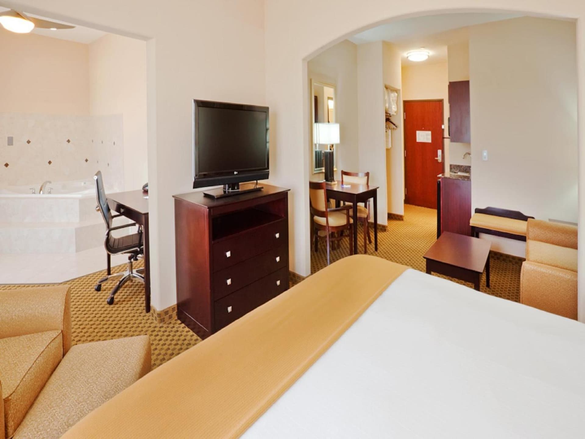 Holiday Inn Express & Suites Oklahoma City West-Yukon by IHG interior in Yukon, OK — gallery photo 2