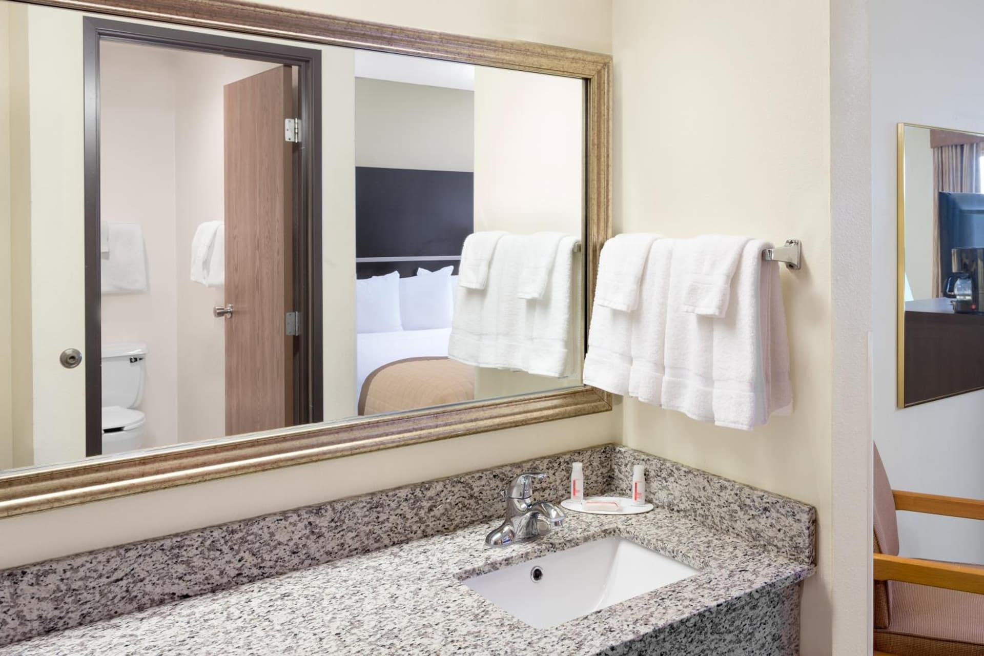 Baymont by Wyndham Green Bay gallery photo in Green Bay, WI — image 11