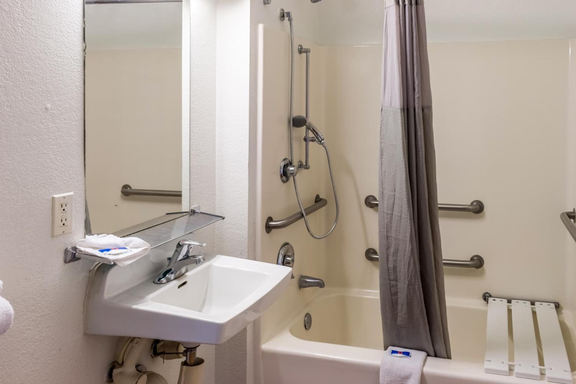 Motel 6-Bakersfield, CA - East gallery photo in Bakersfield, CA — image 20