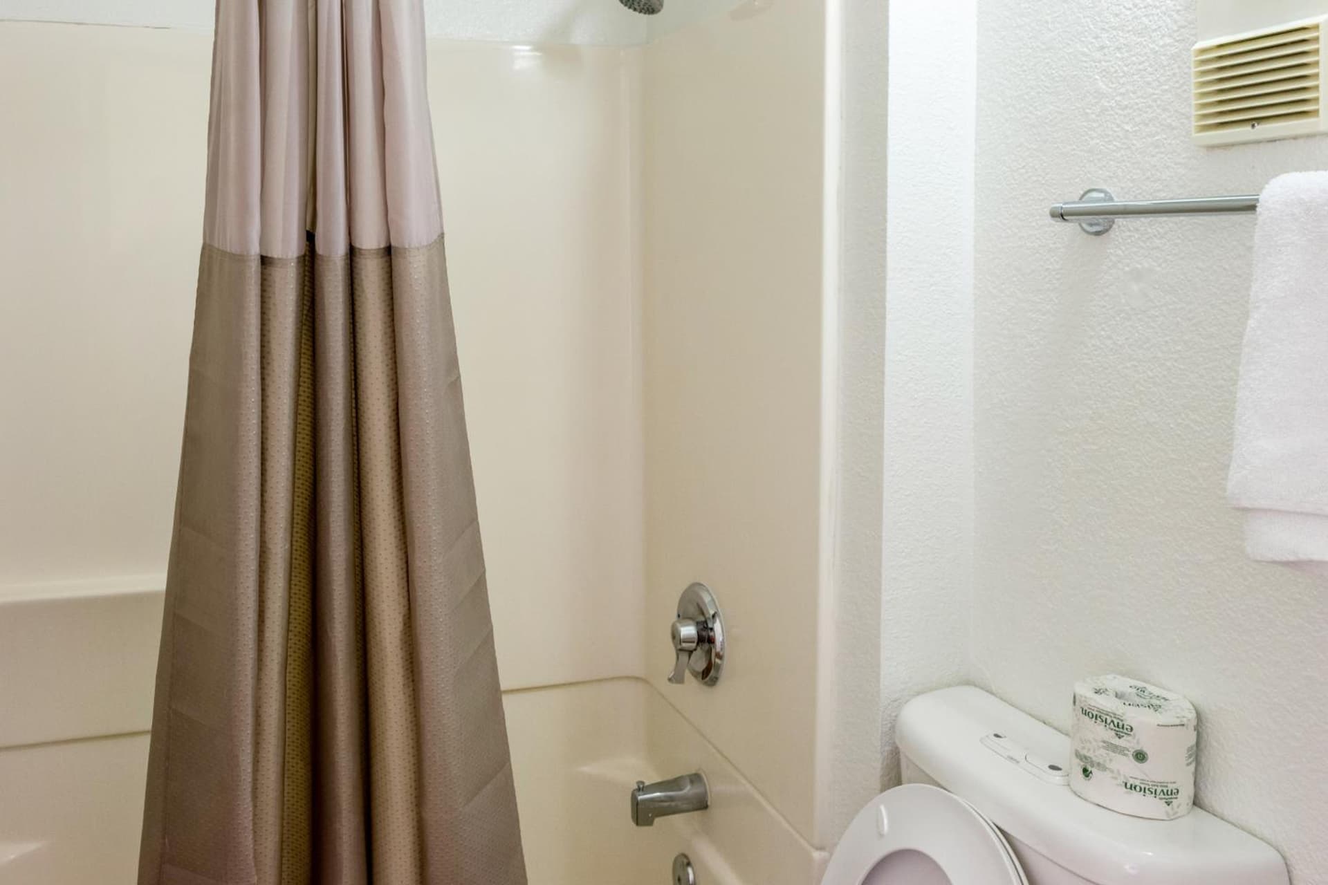 Motel 6 Bakersfield, CA - Convention Center gallery photo in Bakersfield, CA — image 13