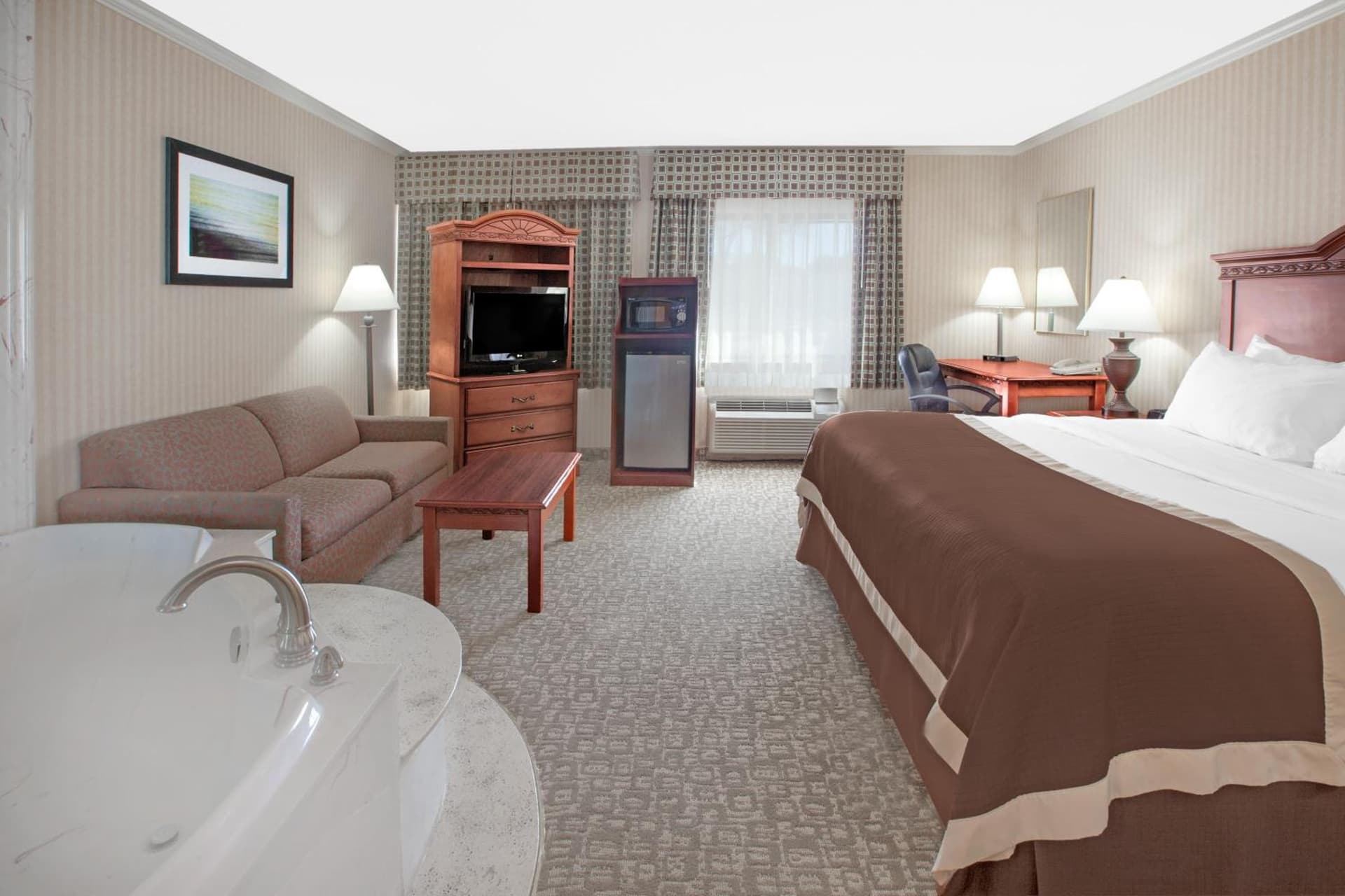 Baymont by Wyndham Jackson interior in Jackson, MI — gallery photo 2
