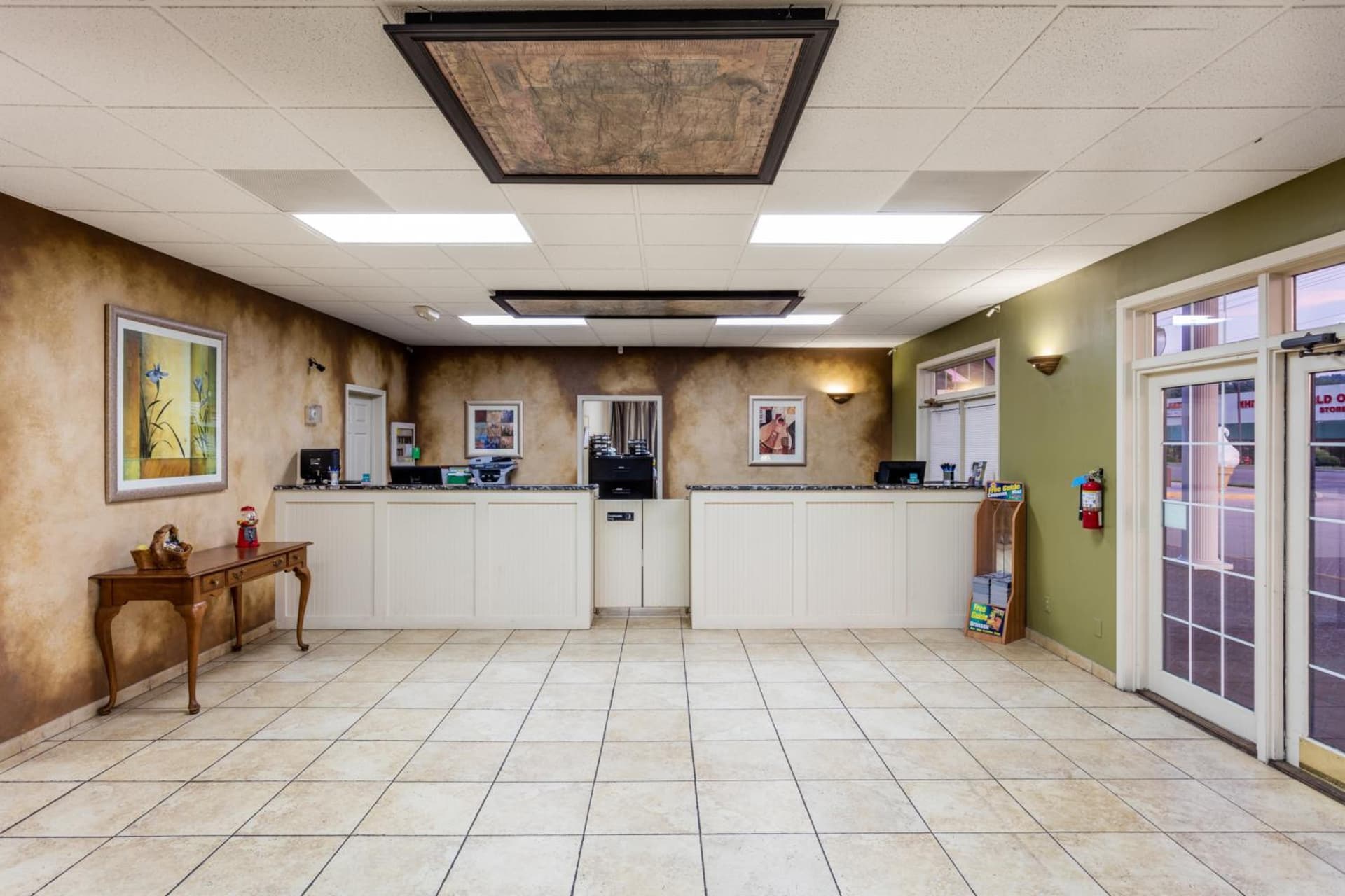 Angel Inn Near IMAX, a Travelodge by Wyndham interior in Branson, MO — gallery photo 2