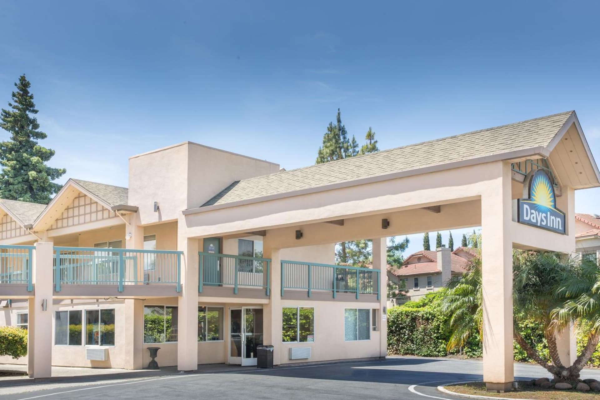 Days Inn by Wyndham Redwood City property views in Redwood City, CA — gallery photo 3