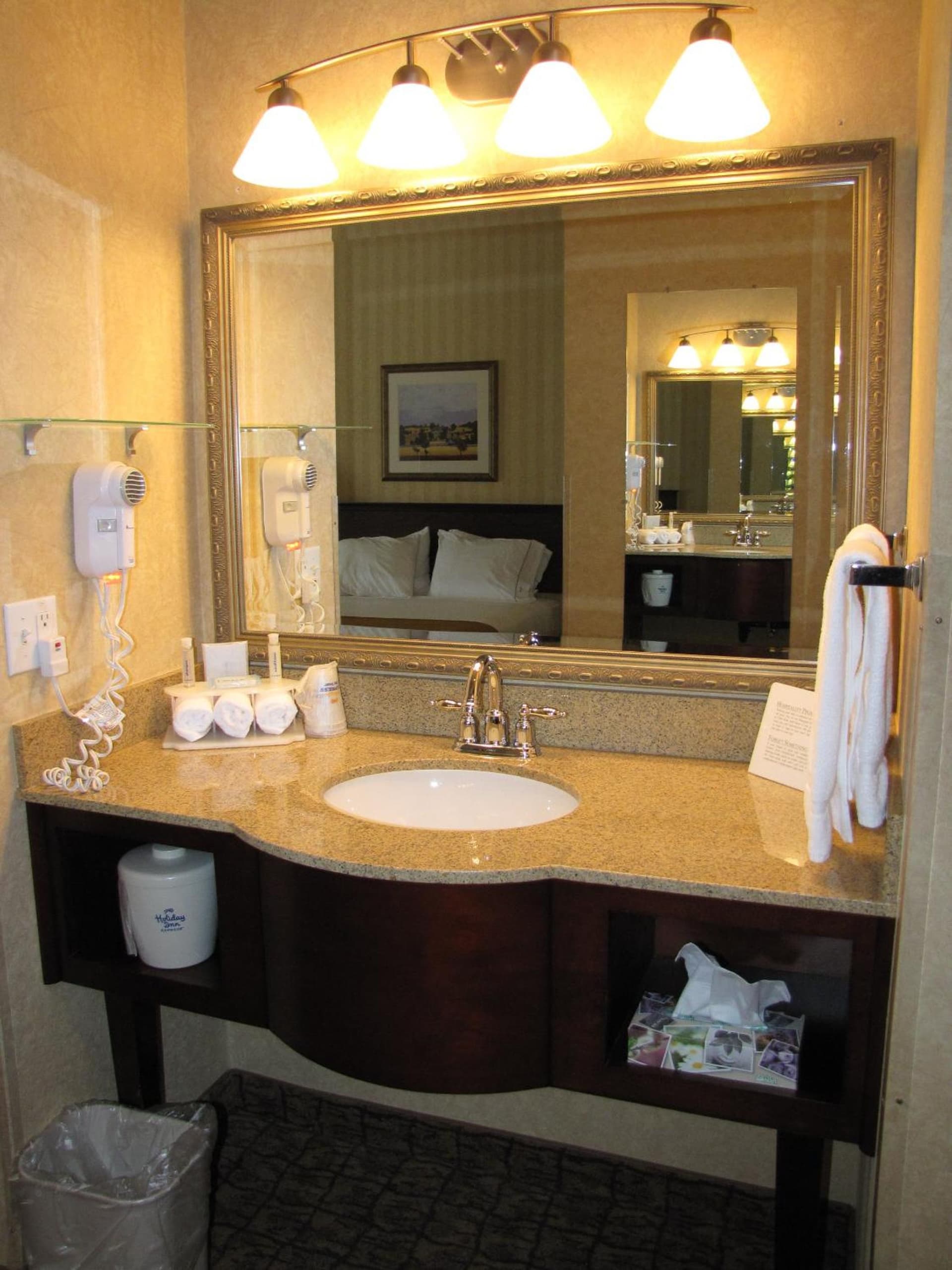 Holiday Inn Express Wenatchee by IHG interior in Wenatchee, WA — gallery photo 2