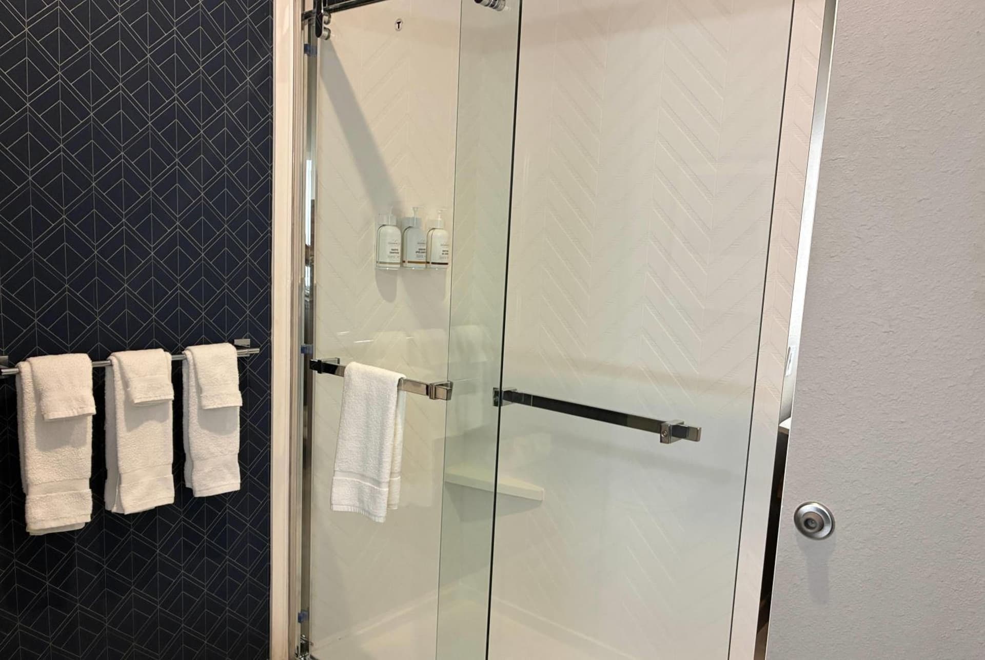 La Quinta Inn & Suites by Wyndham Athens I-65 interior in Athens, AL — gallery photo 2