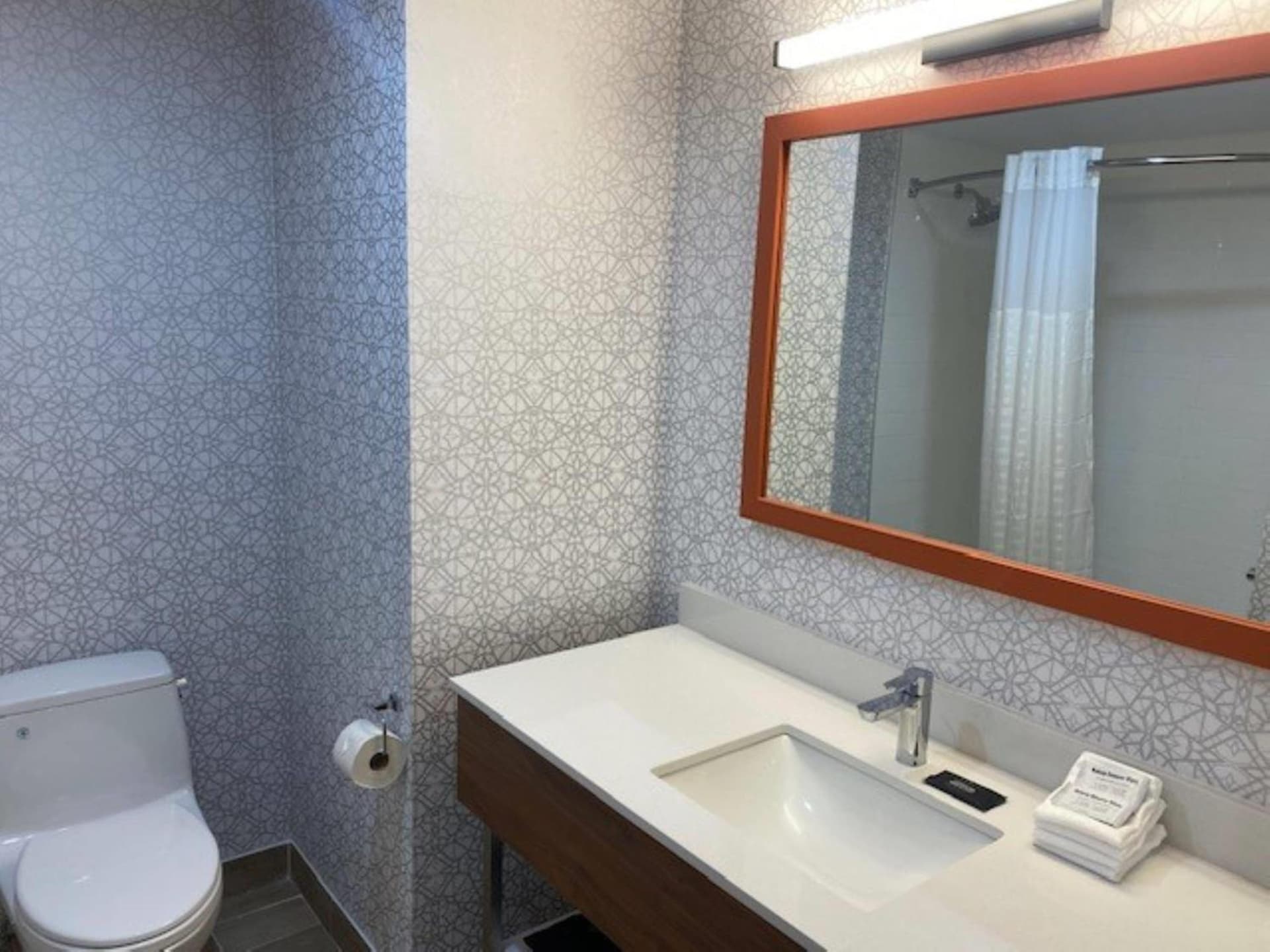La Quinta Inn & Suites By Wyndham Queens NYC JFK AirTrain interior in Jamaica — gallery photo 2