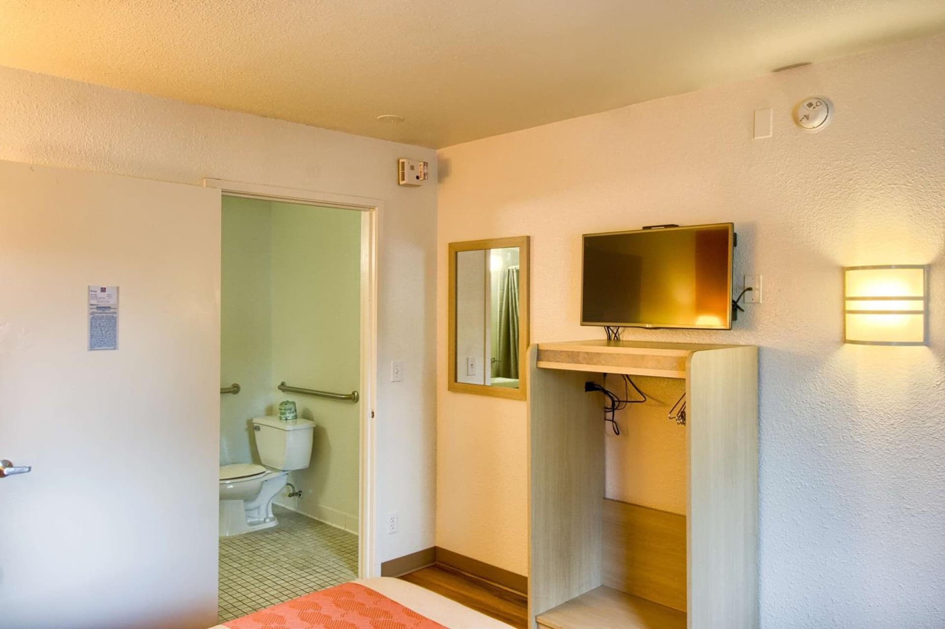 Motel 6-Everett, WA - North property views in Everett, WA — gallery photo 3