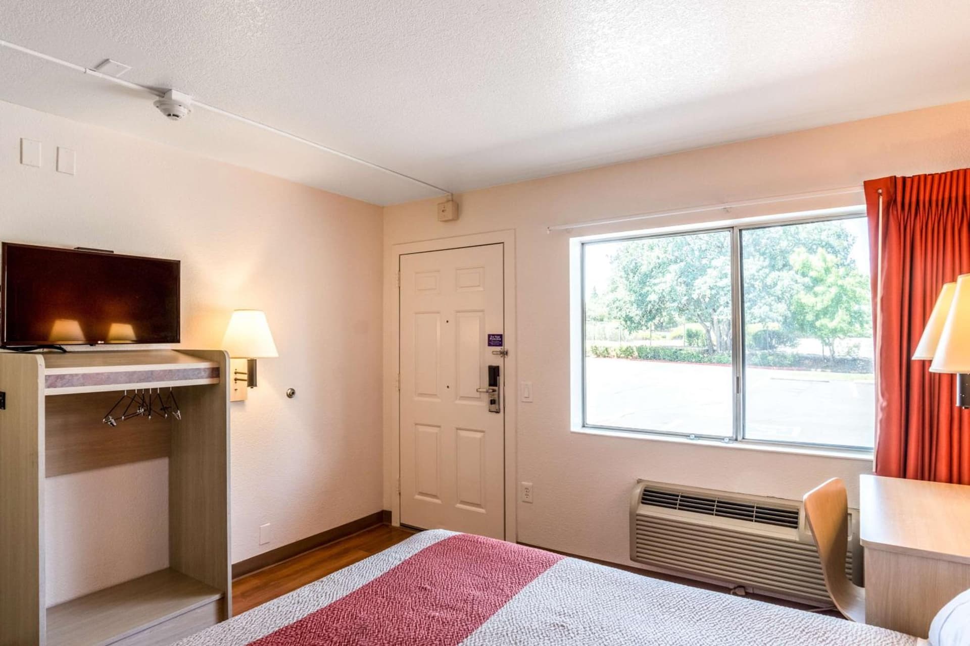 Motel 6-Redding, CA - Central gallery photo in Redding, CA — image 6