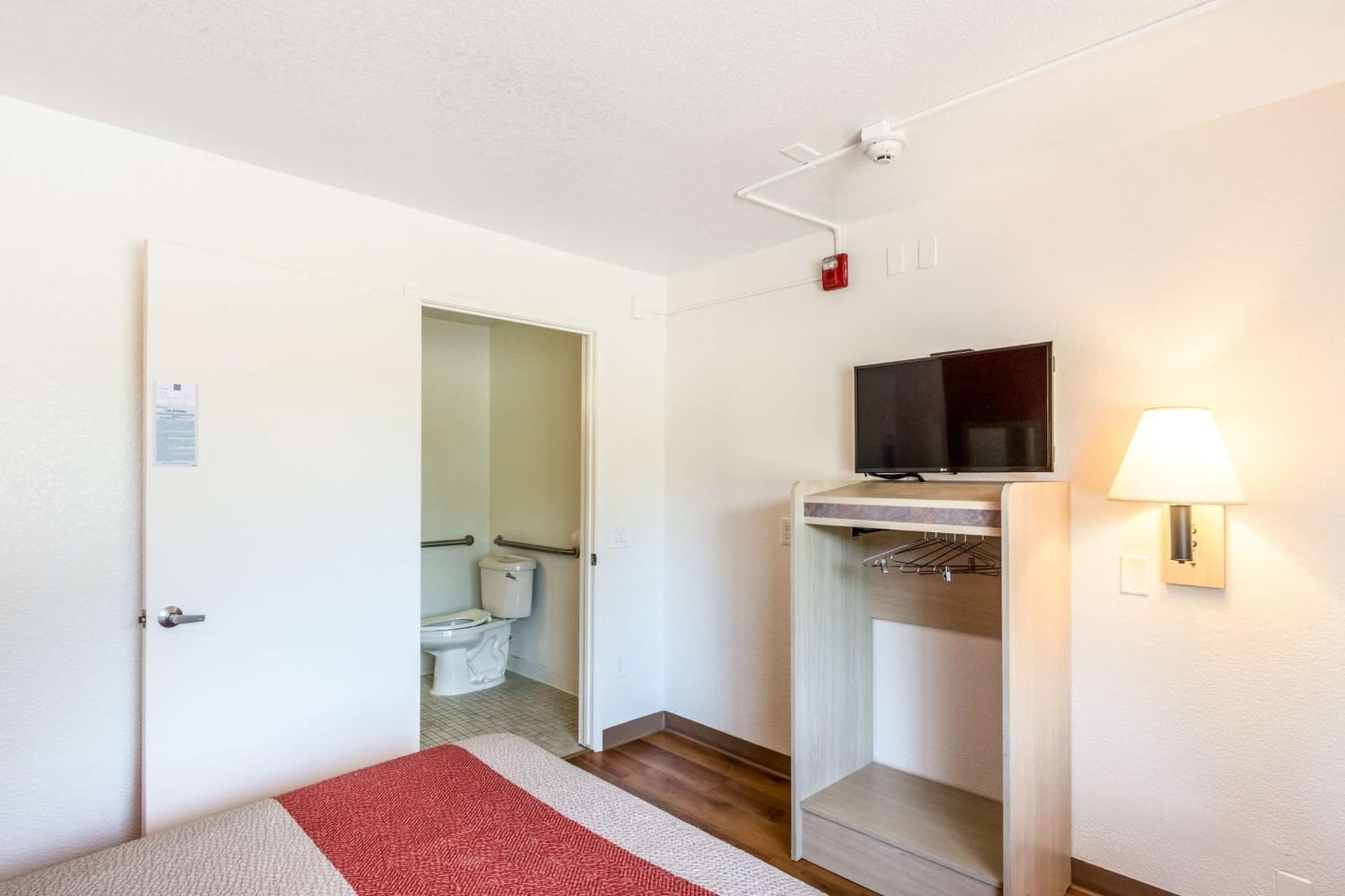 Motel 6-Redding, CA - Central gallery photo in Redding, CA — image 28