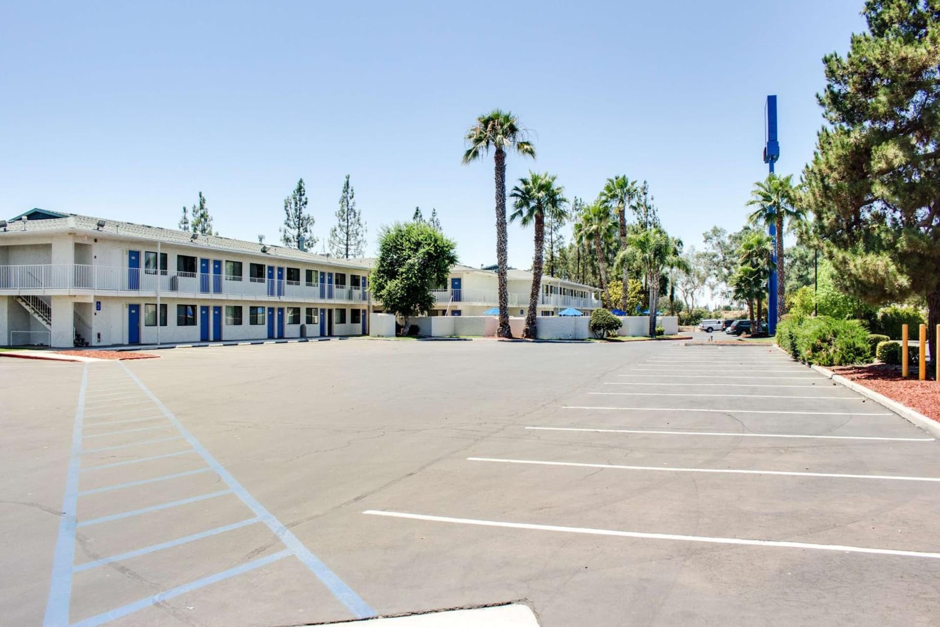 Motel 6-Bakersfield, CA - South gallery photo in Bakersfield, CA — image 77