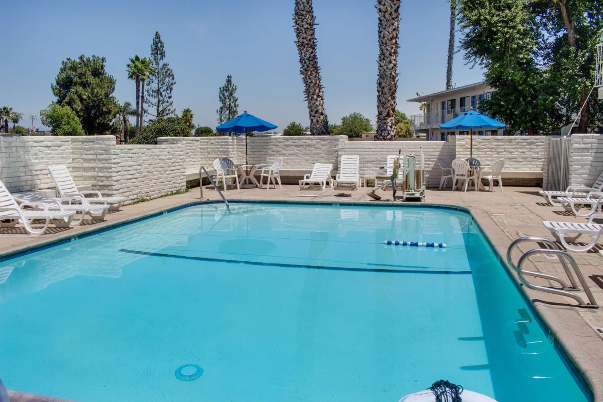 Motel 6-Bakersfield, CA - South gallery photo in Bakersfield, CA — image 4