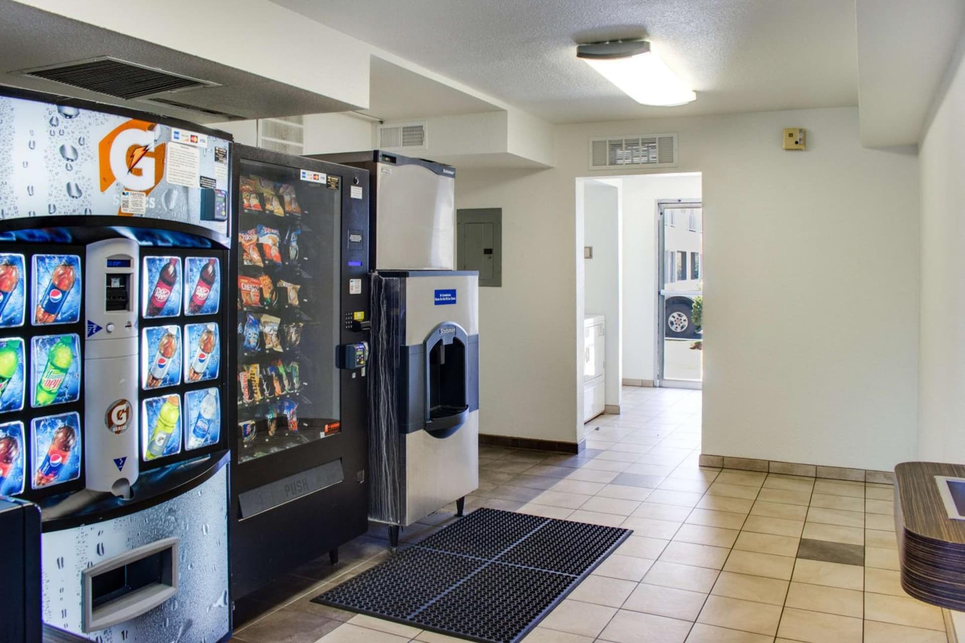 Motel 6-Bakersfield, CA - South gallery photo in Bakersfield, CA — image 92