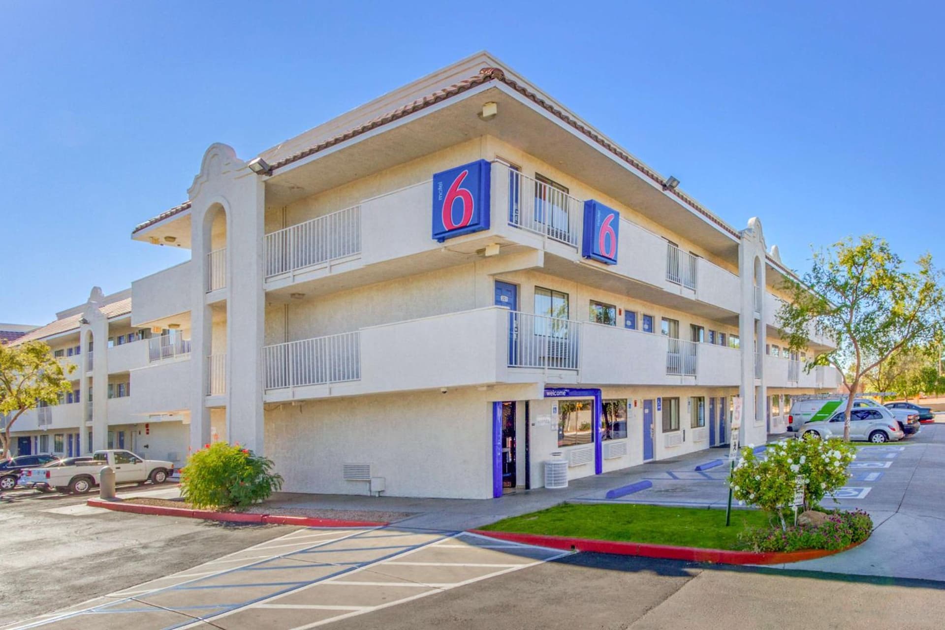Motel 6-Phoenix, AZ - West featured exterior or lobby in Phoenix, AZ — similar hotel