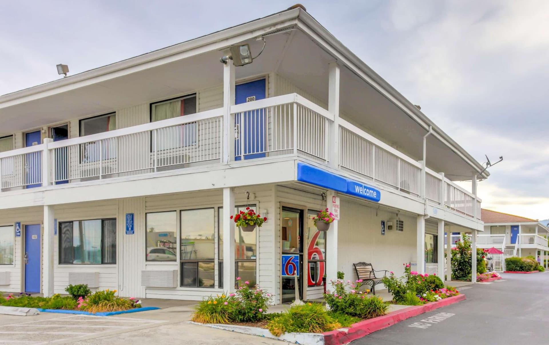 Motel 6-Medford, OR - North featured exterior or lobby in Medford, OR — similar hotel