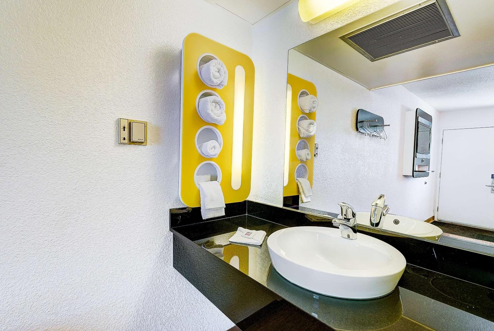 Motel 6 Thornton interior in Thornton, CO — gallery photo 2