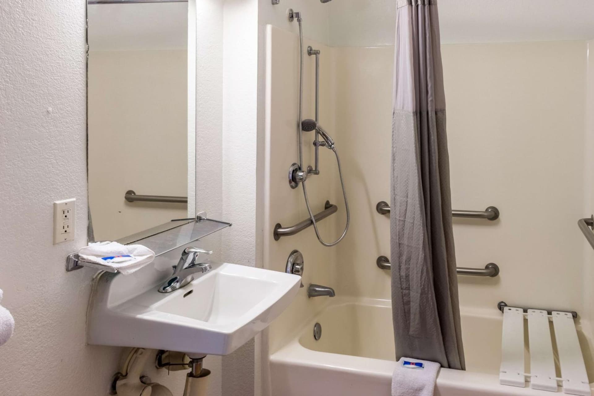 Motel 6-Bakersfield, CA - East gallery photo in Bakersfield, CA — image 34
