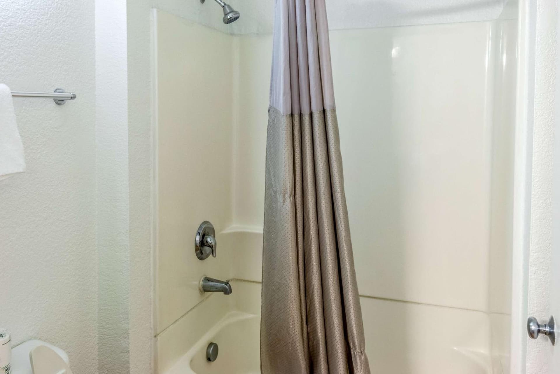 Motel 6-Bakersfield, CA - East interior in Bakersfield, CA — gallery photo 2