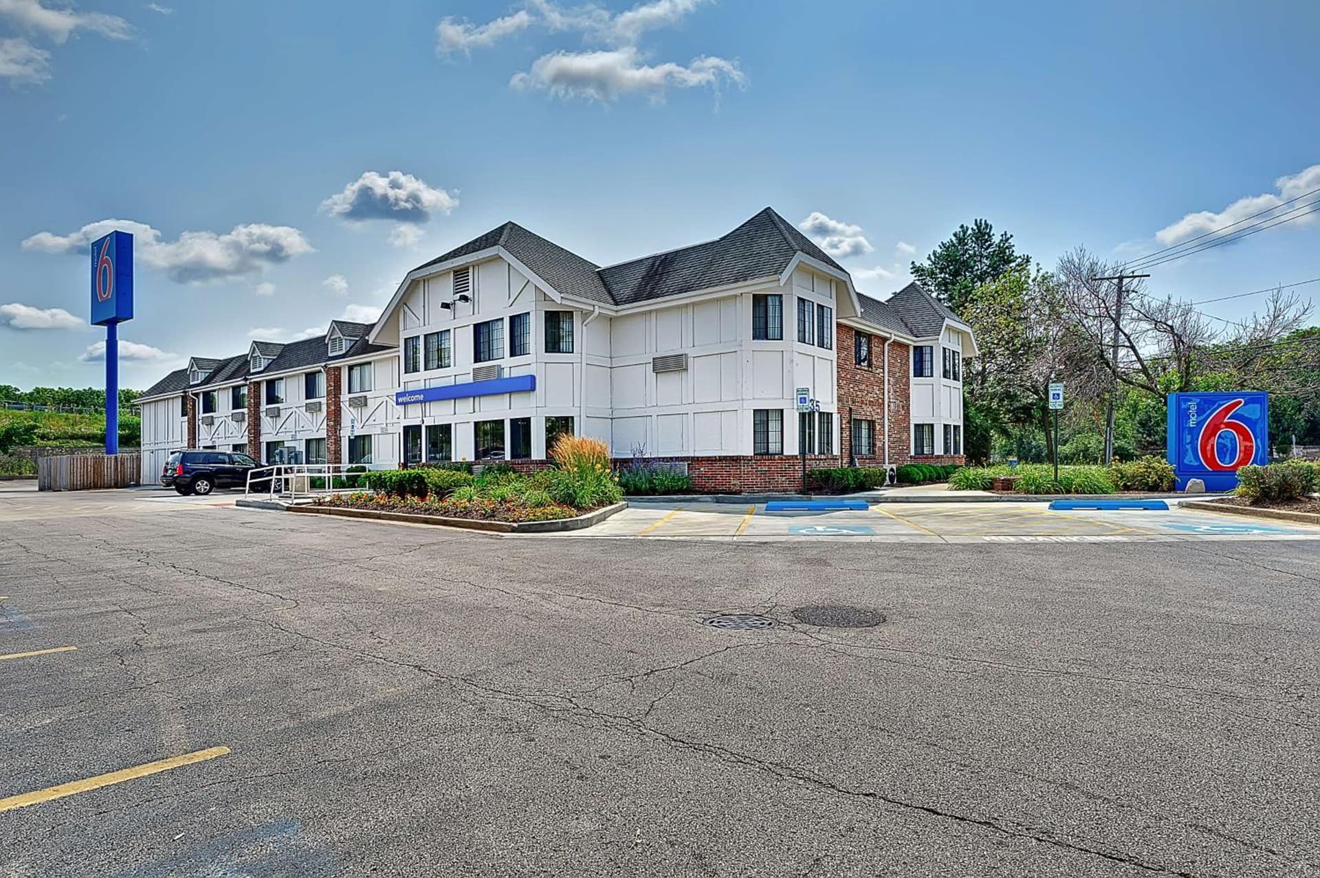 Motel 6-Glenview, IL - Chicago North featured exterior or lobby in Glenview, IL — similar hotel