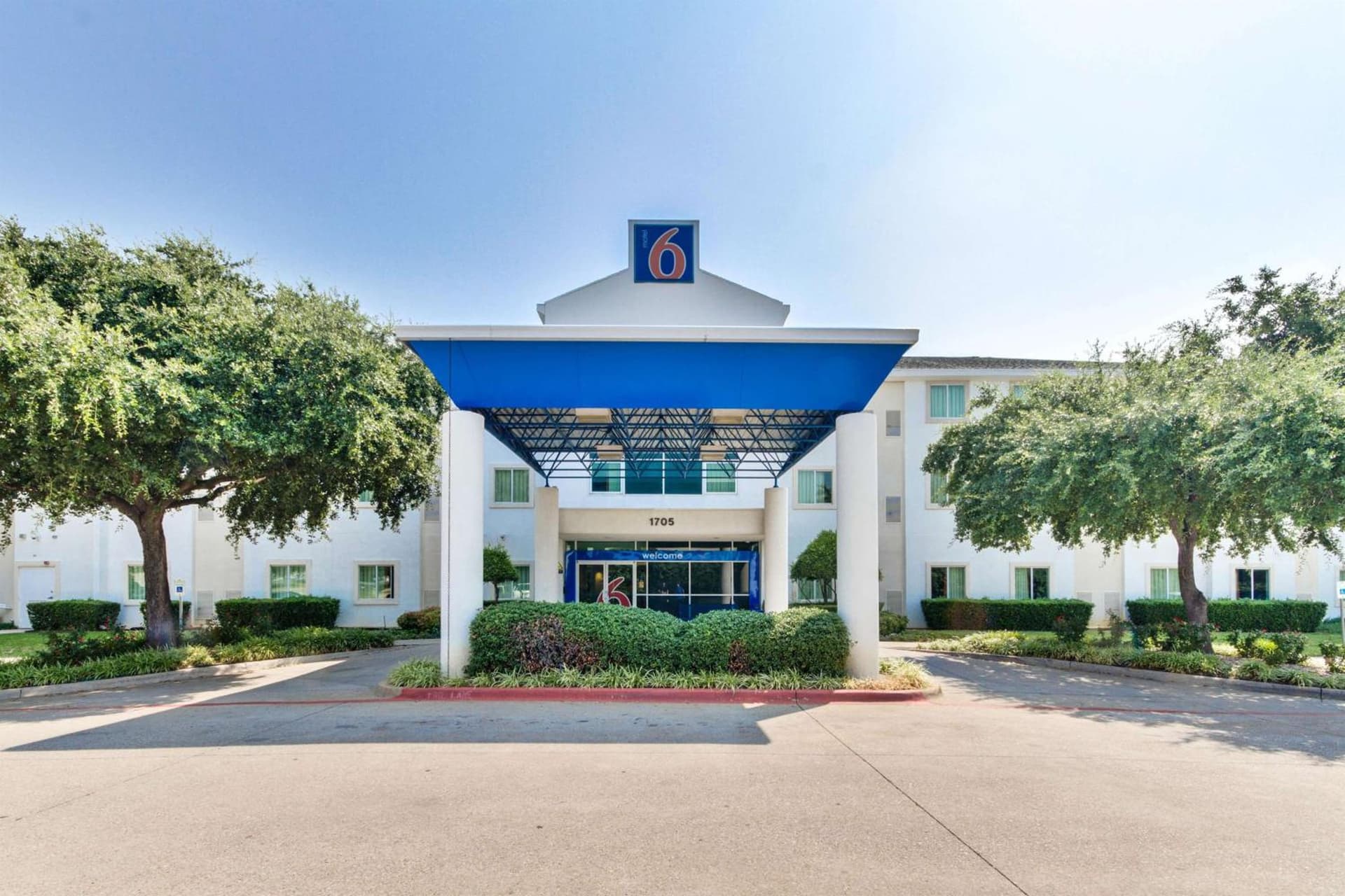 Motel 6-Lewisville, TX - Dallas featured exterior or lobby in Lewisville, TX — similar hotel