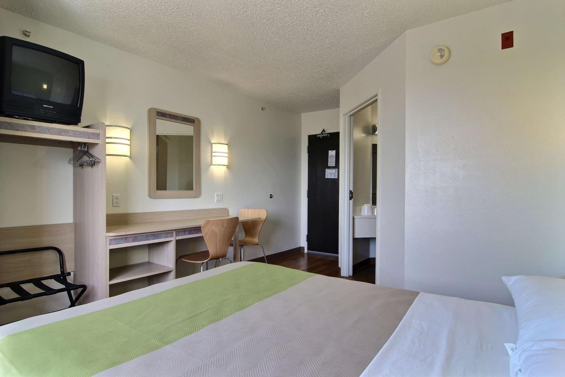Motel 6-Albuquerque, NM - North gallery photo in Albuquerque, NM — image 22