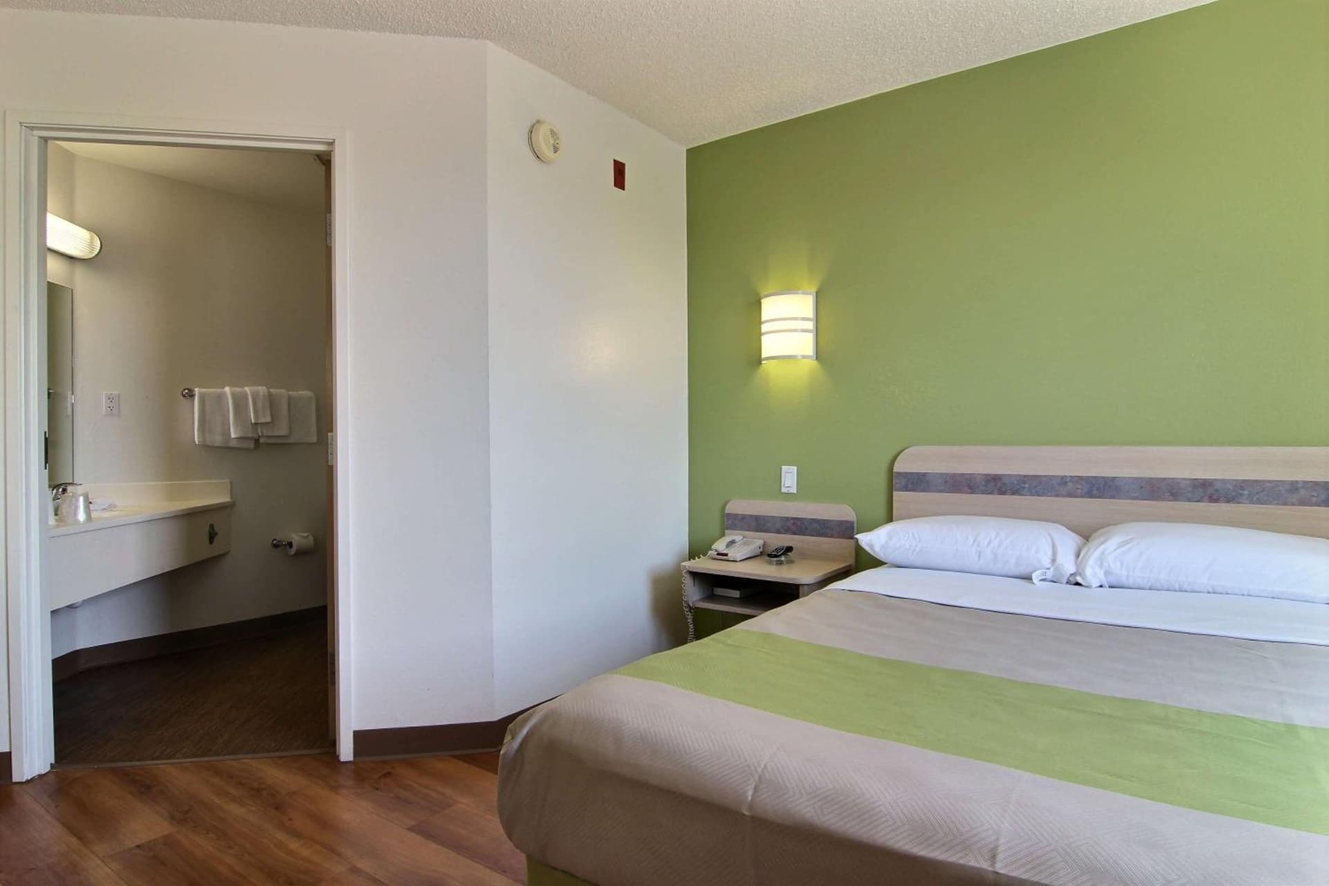 Motel 6-Albuquerque, NM - North gallery photo in Albuquerque, NM — image 9
