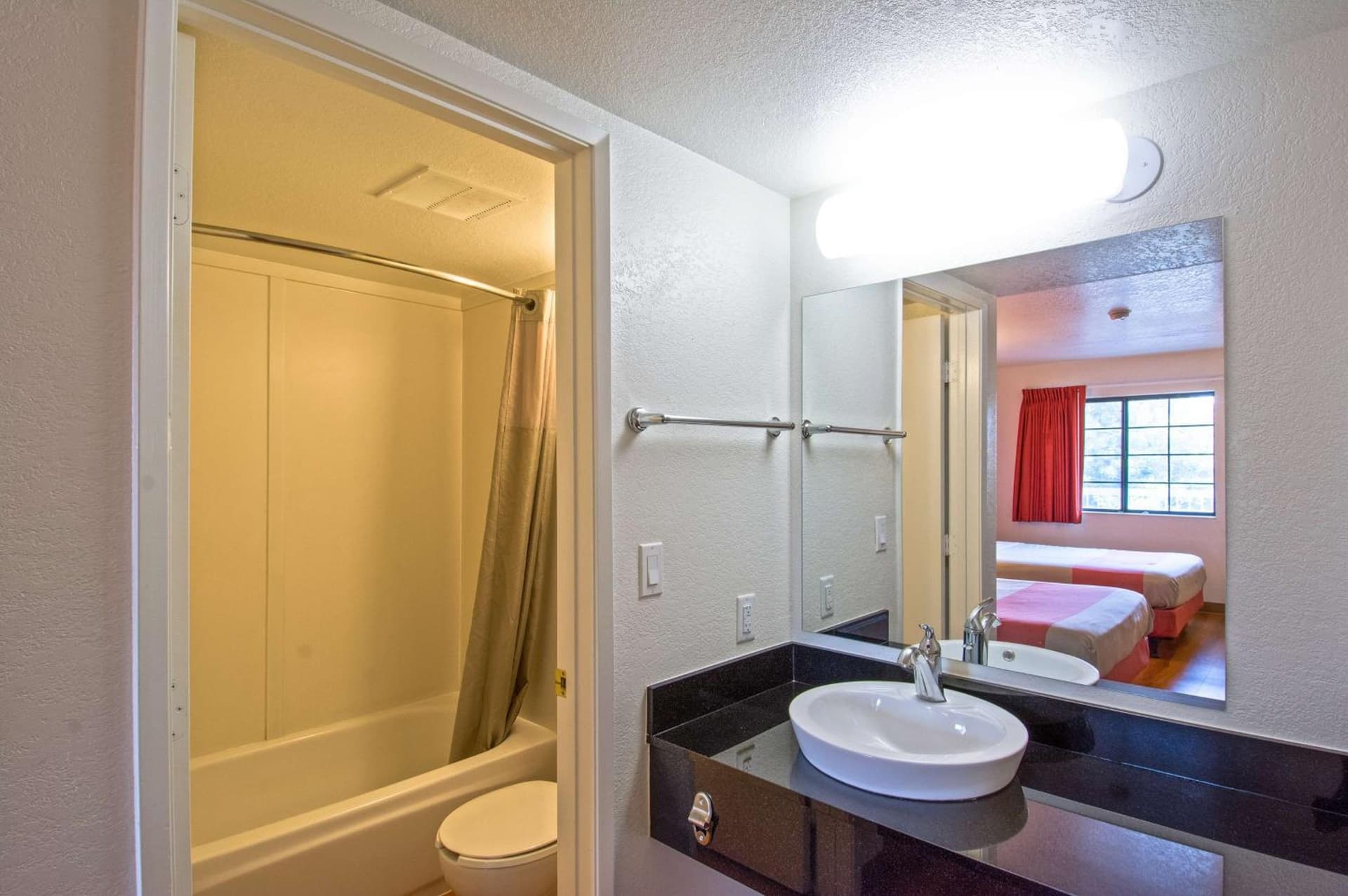 Motel 6-Redding, CA - South gallery photo in Redding, CA — image 40